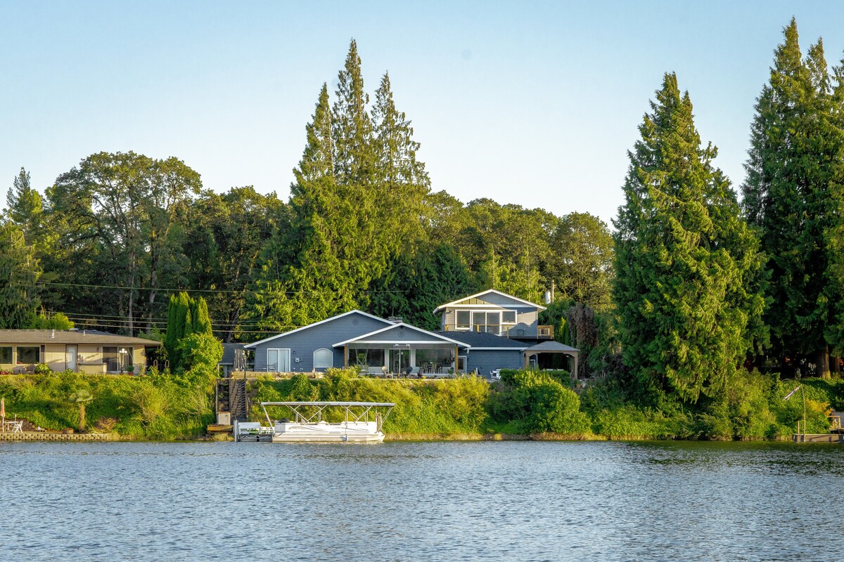 Horseshoe Lake House from the water